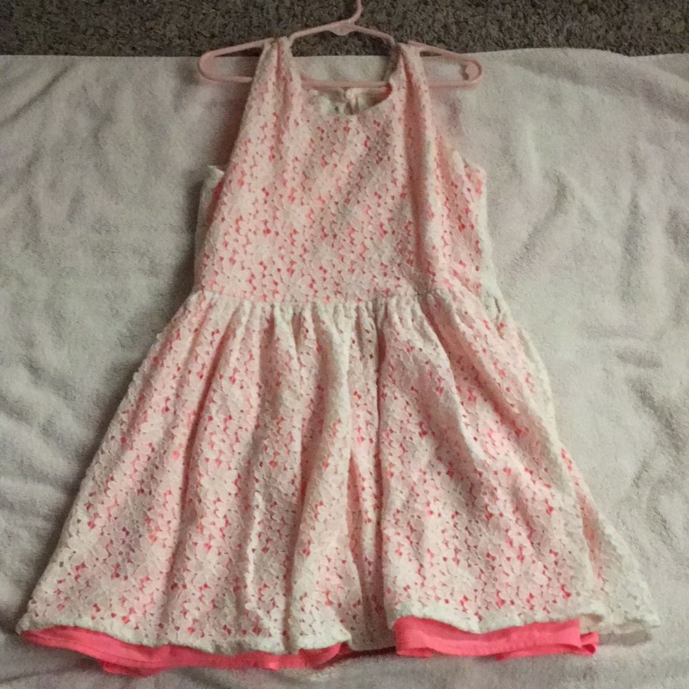 Little pink dress with white lace 🤍